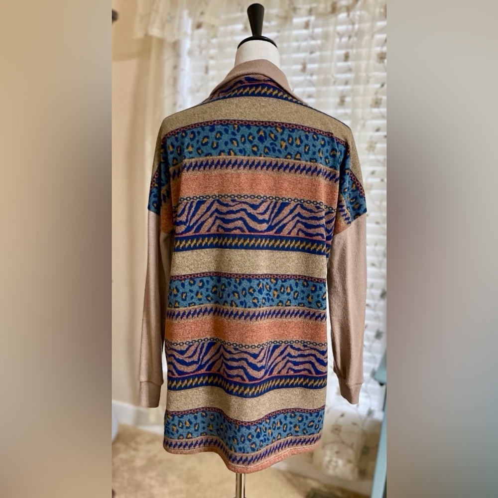 Lovely Melody Aztec print shacket size medium in excellent pre-owned condition! - Picture 4 of 6